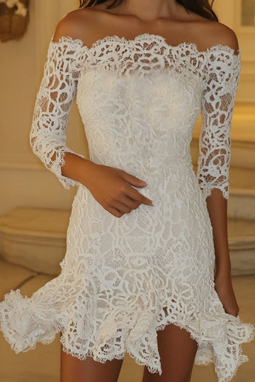Épaule dénudée dentelle blanche Une ligne Robe de graduation à manches longues